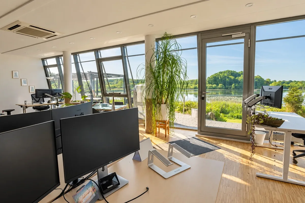 Helle Arbeitsplätze mit direktem Blick auf den Schulensee